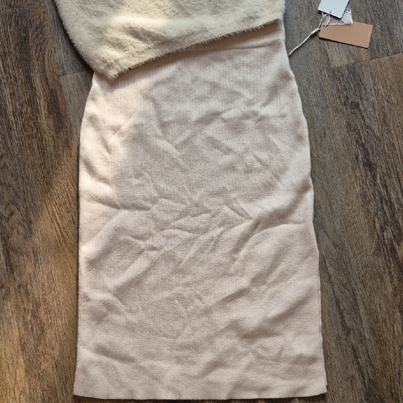 Cyrus Cream Fuzzy Short Sleeve Sweater Ribbed Skirt Pair NWT Sz Small - Picture 3 of 9